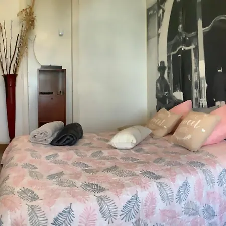 Angel House -Chiado Room בית הארחה ליסבון